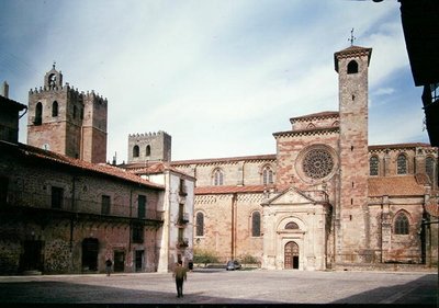 Näkymä katedraalille Plaza Mayor -aukiolta, rakennettu 1150-1300-luvulla (kuva) tekijältä School Spanish