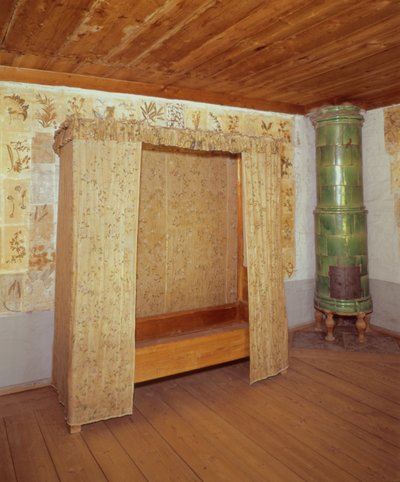 Kokoontaitettava sänky ja keraaminen liesi Carl Linnaeuksen (1707-78) kodissa (kuva) tekijältä School Swedish