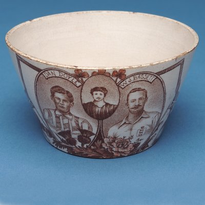 Englanti v. Skotlanti matkamuistokulho (keraaminen) tekijältä Scottish School