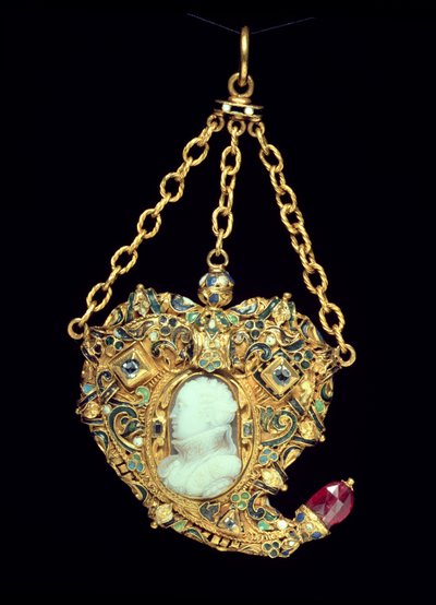 Medaljongisarja, jossa on cameo-muotokuva Mariasta, Skotlannin kuningattaresta (1542-87) 1500-luvun lopulla (kulta ja onyx) tekijältä Scottish School