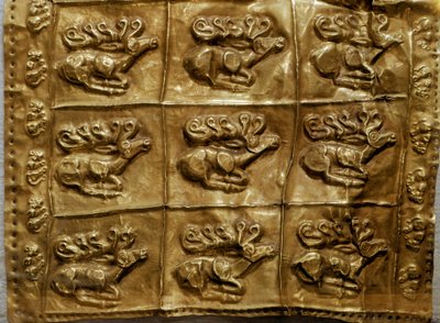 Art Scythian (Skythian sivilisaatio tai Scythia): kultavireen kansi koristaa eläimiä (peura). Tumulus nro 4 Kelermesistä, Krasnodarin alue, Kuban, Venäjä, 7. vuosisadalla eaa. tekijältä Scythian