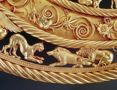 Leijona ja pantteri hyökkäävät villisian kimppuun, Yksityiskohta Tovsta Mohylan kultaisesta rintakorusta (kulta). tekijältä Scythian