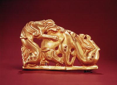 Kiltti, joka kuvaa griffinin hyökkäävän hevosen kimppuun (kulta ja turkoosi) tekijältä Scythian