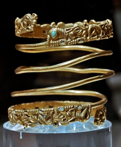 Art Scythian (Scythian tai Scythian sivilisaatio): Sarmate-heimon kultainen ja turkoosi rannerengas, 2. vuosisadalla eKr. - 3. vuosisadalla jKr. Pietari, Eremitaaši tekijältä Scythian Scythian
