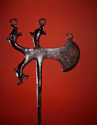 Kirveen muotoinen neula koristeltu eläinten päillä (pronssi) tekijältä Scythian Scythian