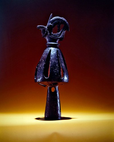 Viimeinen, harjakattoinen kartio, jota koristaa pässin sarvet sisältävä griffinpää, 7. vuosisadan loppu - 6. vuosisadan alku eKr. (pronssi) tekijältä Scythian Scythian