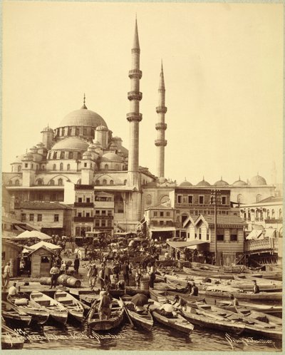 Santa Sofian moskeija ja kalastusveneet Bosporinsalmen rannalla, Istanbul, n. 1890 (b/w kuva) tekijältä Sebah and Joaillier