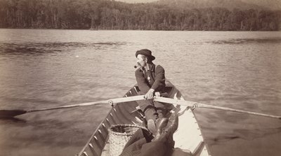 Miltä se näyttää peräpenkiltä, 1880-1890 (albumeeni hopeaprintti lasinegatiivista) tekijältä Seneca Ray Stoddard