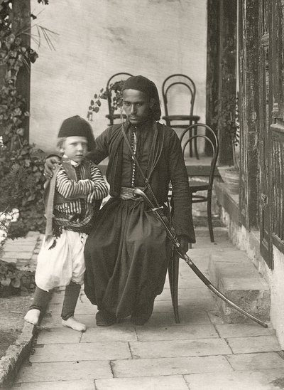 Arabi kawass (ottomaanien vartija) nuoren pojan kanssa talon puutarhassa Juudean alueella Jerusalemissa, 1867 tekijältä Sergeant Henry Phillips