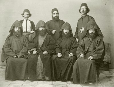 4 armenialaisen papin ja 3 muun ryhmä Mediterrane-hotellin sisäpihalla, Jerusalem, 1867 tekijältä Sergeant Henry Phillips