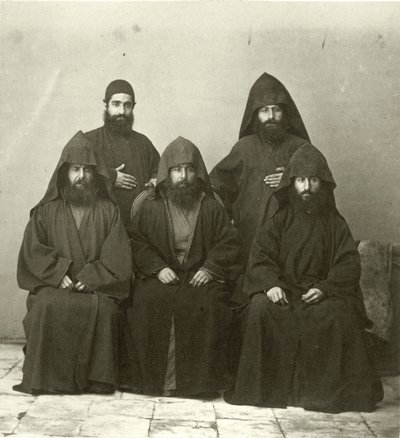 5 armenialaisen papin ryhmä Mediterrane-hotellin pihalla, Jerusalemissa, 1867 tekijältä Sergeant Henry Phillips