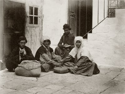 Naiset jauhamassa jauhoja pyöreillä myllynkivillä talon pihalla Jerusalemissa, 1867 tekijältä Sergeant Henry Phillips