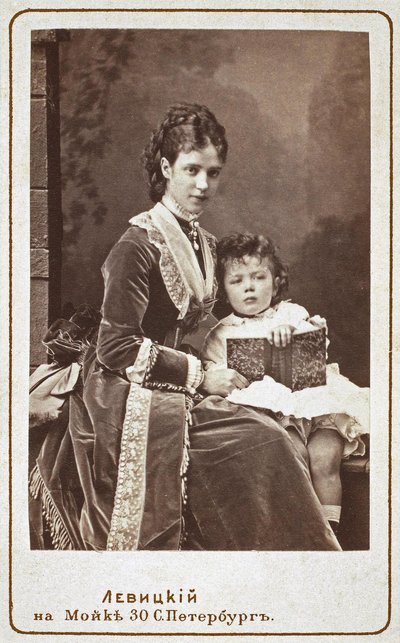 Tanskan keisarinna Maria Fjodorovna Dagmar 1847-1928 venäläisen pojan Nikolai Aleksandrovitšin kanssa, tekijältä Sergei Lvovich Levitsky