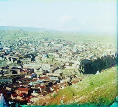 Näkymä Tiflisiin (nykyisin Tbilisi) Pyhän Davidin kirkon pihalta, 1905-1915 tekijältä Sergey Prokudin Gorsky
