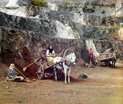 Työt Bakalskii kaivoksen: perheen, lapiot ja hevosten vetämät kärryt, työskentelee rauta kaivokset Bakaly Hills, Uralilla, Venäjän keisarikunta, 1910 tekijältä Sergey Prokudin Gorsky