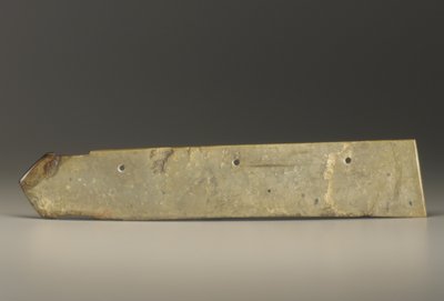 Suuri halkaisun muotoinen esine tyyppiä kuei (jade) tekijältä Shang Dynasty Chinese School