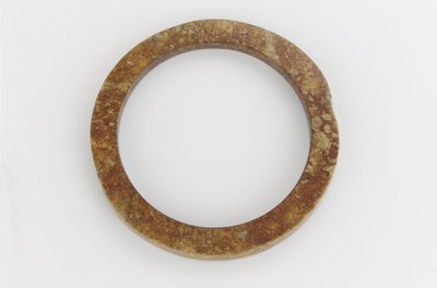 Sormus (jade) tekijältä Shang Dynasty Chinese School