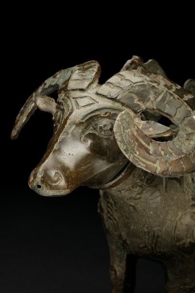 Rituaali pässin muotoinen viiniastia, Gong (pronssi) tekijältä Shang Dynasty Chinese School