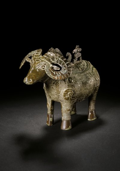 Rituaali pässin muotoinen viiniastia, Gong (pronssi) tekijältä Shang Dynasty Chinese School
