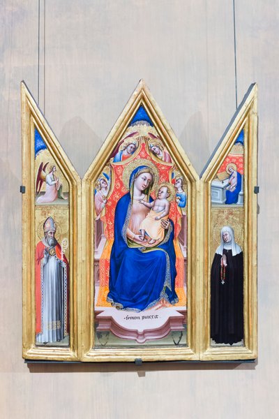 Triptyykki, valtaistuimella Madonna ja lapsi enkeleillä (keskellä), Ilmoituksen enkeli ja pyhä Augustinus (vas.), Neitsyt julistus ja pyhä Monica (oikealla) tekijältä Simone dei Crocifissi