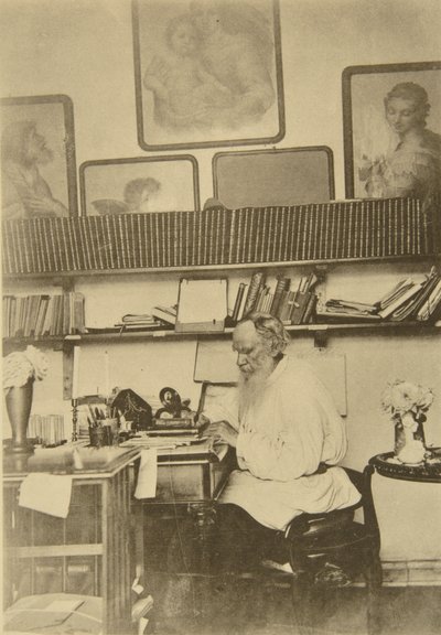 Venäläinen kirjailija Leo Tolstoi työssä, 1890-luku tekijältä Sophia Andreevna Tolstaya