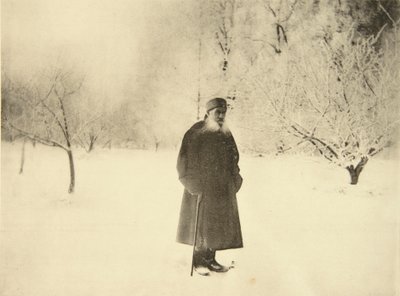 Venäläinen kirjailija Leo Tolstoi talvikävelyllä, 1900-luku tekijältä Sophia Andreevna Tolstaya