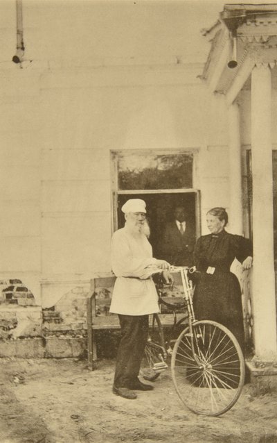 Venäläinen kirjailija Leo Tolstoi polkupyörällä, Venäjä, 1890-luku tekijältä Sophia Andreevna Tolstaya