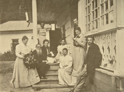Venäläinen kirjailija Leo Tolstoi perheineen vaimonsa syntymäpäivänä, Venäjä, 1900-luku tekijältä Sophia Andreevna Tolstaya