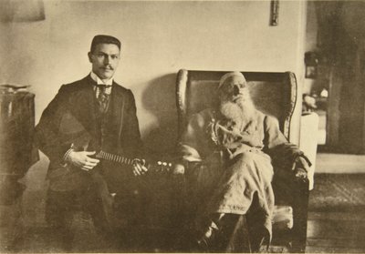 Venäläinen kirjailija Leo Tolstoi balalaikapelaaja Boris Trojanovskin kanssa, Venäjä, 1909 tekijältä Sophia Andreevna Tolstaya