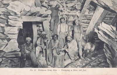Kaivostyöläiset asentamassa puutavaraa 600 jalkaa maan alle, Robinson Gold Mine, Etelä-Afrikka (m/v kuva) tekijältä South African Photographer