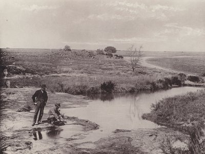Huuhdottamalla malmia löytääksesi kultaa (m/w kuva) tekijältä South African Photographer
