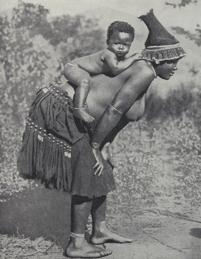Nainen kantaa lastaan selässään, Etelä-Afrikka (m/w kuva) tekijältä South African Photographer