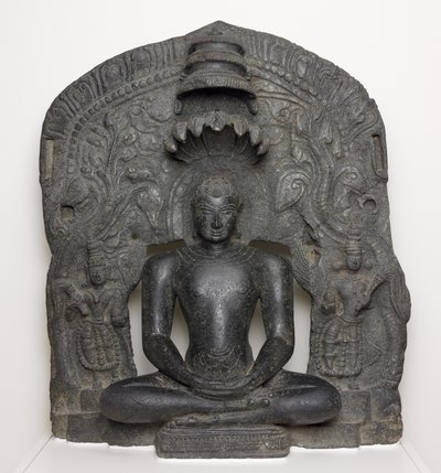 Jain Tirthankar Parshvanath käärmehupulla meditaatiossa (Dhyamudra), Karnatakasta, Intiasta (Kloriitti) tekijältä South Indian School