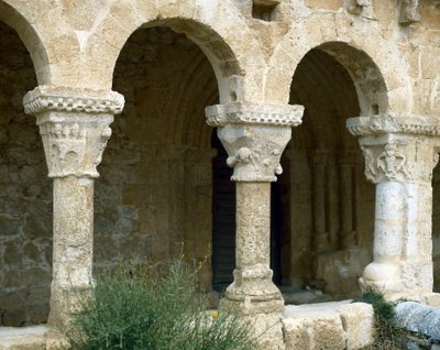 Atriumin pelihallit, Pyhän Mikaelin kirkko, San Esteban de Gormaz, Espanja, 1000-1100-luvun arkkitehtuuri (kuva) tekijältä Spanish School