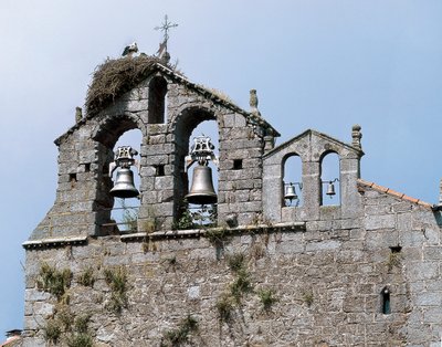 Neitsyt taivaaseenastumisen kirkon kellotapuli tekijältä Spanish School