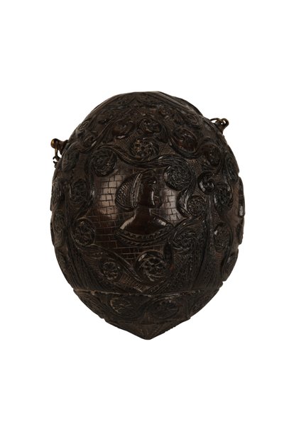 Veistetty kookosjauhepullo, espanjalainen siirtomaa, n. 1800 (kookos) tekijältä Spanish School