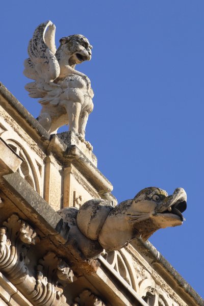 Gargoyle ja akroteria, yksityiskohta ulkopuolelta tekijältä Spanish School