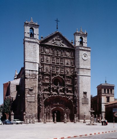 Elisabetin goottilainen taide: Näkymä Pietarin konventuaalikirkolle. Paul (Saint Paul) (Perinteinen Pyhän Paavalin kirkko) 1445-1616 Valladolidissa (Näkymä Isabellin goottilais-plateeskisesta St. Paulin kirkosta Valladolidissa, Espanjassa) tekijältä Spanish School