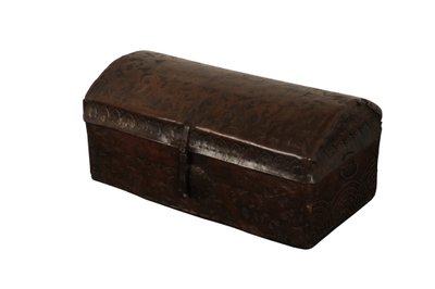 Nahkapäällysteinen kupullinen rintakehä, Espanja, n. 1700 (poppeli) tekijältä Spanish School