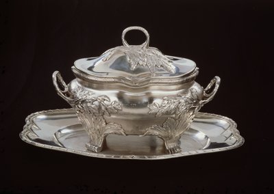 Tureen lautasella (hopea) tekijältä Spanish School