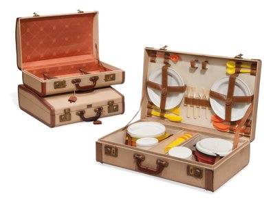 Kaksi matkalaukkua ja piknik-taka, Loewe, 1900-luvun puoliväli (kangas, nahka, messinki ja muovi) tekijältä Spanish School