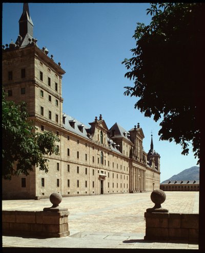 Näkymä Royal Seatin pääjulkisivulle tekijältä Spanish School
