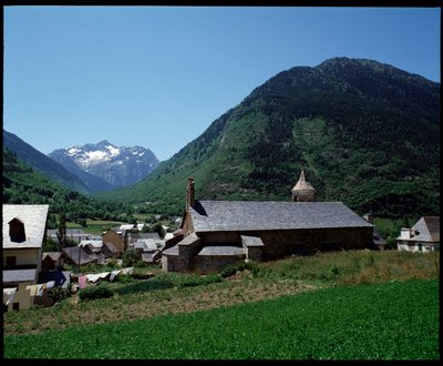 Näkymä Pyhän Johanneksen kirkolle, Arties (valokuva) tekijältä Spanish School