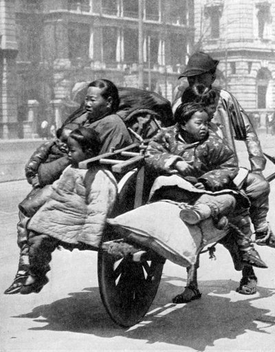 Kiinalainen perhe kärryissä, 1936. tekijältä Sport and General