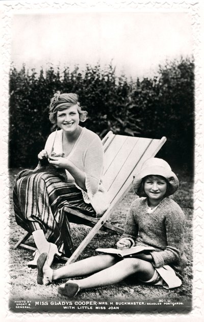 Gladys Cooper 1888-1971, englantilainen näyttelijä tyttärensä Joanin kanssa 1900-luvun alussa. tekijältä Sport and General