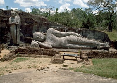 Makaava kuva, joka esittää Buddhan parinirvanaa, veistos, Gal Viharan temppeli tekijältä Sri Lankan