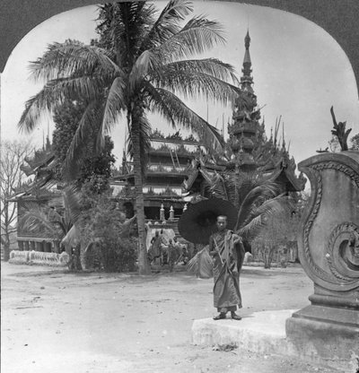 Buddhalainen luostari, jota käytetään pappien kodina ja kouluna, Mandalay, Burma, 1908 tekijältä Stereo Travel Co