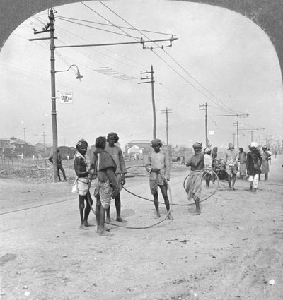 Miehet, jotka vetävät raskaan kuorman, Rangoon, Burma, 1908 tekijältä Stereo Travel Co