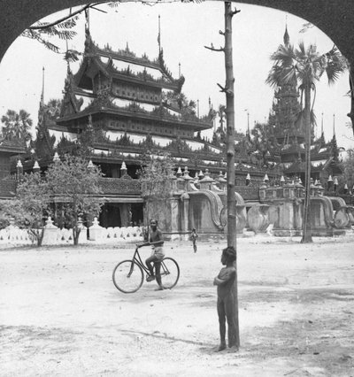 Queens Golden Monastery, Mandalay, Burma, 1908. tekijältä Stereo Travel Co