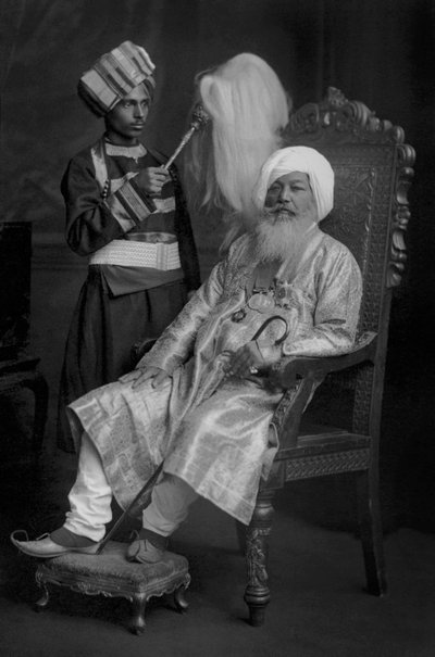 Baba Sir Khem Singh Beda palvelijan kanssa tekijältä Studio Lafayette